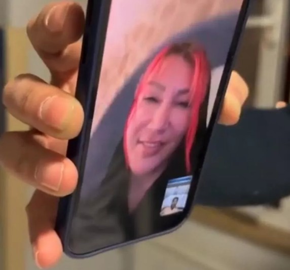 Hande Yener, depremzede genç ile görüştü